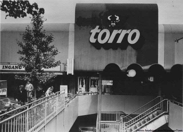 1985 - Een van de ingangen vanuit de parkeergarage in Winkelcentrum Dukenburg. Hier uitkomend bij supermarkt Torro (thans Albert Heijn XL).
