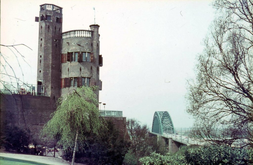 Het Hunnerpark met zicht op de Belvédère en de Waalbrug in 1962