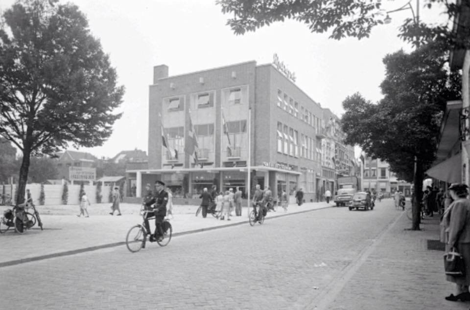 Café Restaurant Metropole in 1956 in de Bisschop Hamerstraat op de hoek met het Keizer Karelplein