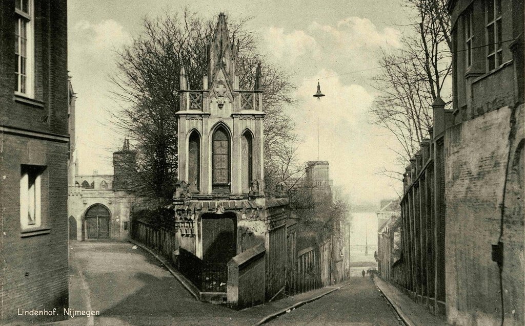 Het kasteel Bat-Ouwe-Zate in 1934 gezien in de richting van de Waalkade. In 1858 bouwde de door zijn gasfabriek rijk geworden F. Hallo een quasi-middeleeuwse burcht tussen de Lindenhof - nu Lindenberg (rechts), Strikstraat (links) en Duivengas. In 1914 vestigde zich hier een Franse nonnencongregatie: 'de zusters van Hallo'.
