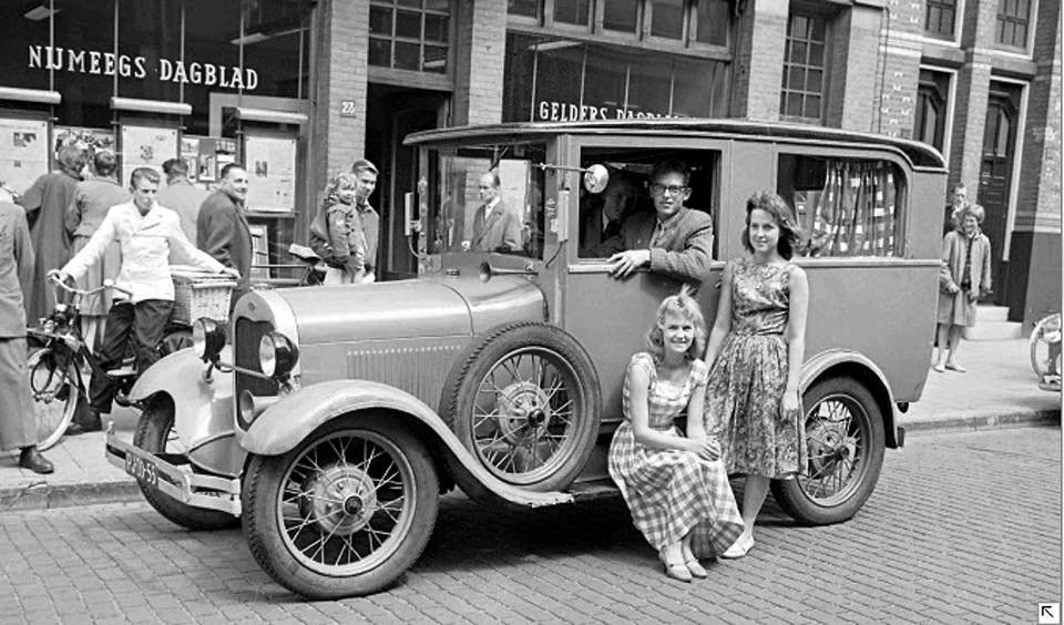 Een mooie oude Ford model A PJ-20-55 in 1959 in de Van Broeckhuysenstraat waarmee een gezelschap uit Hoorn op vakantie is. Op de achtergrond het pand van het Nijmeegs Dagblad op huisnummer 28.