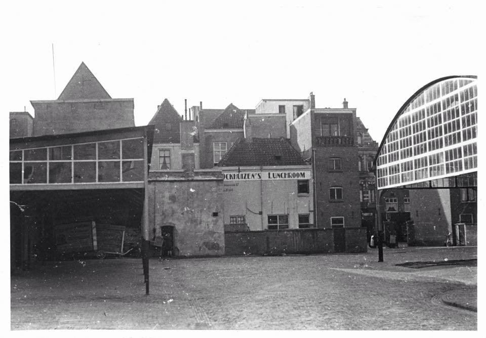 De Stockumstraat in 1936. De oude binnenstad met de voormalige Marechausseekazerne, rechts een doorkijkje op het Olympia Theater dat aan de zuidzijde van de Lange Burchtstraat lag.