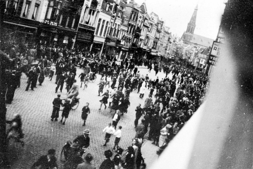 Tijdens de Tweede Wereldoorlog, op 31 augustus 1941, vierde Koningin Wilhelmina haar 61e verjaardag. De NSB had deze dag aangegrepen tot het voeren van actie tegen het Koningshuis. De Nijmeegse burgerij ging toch massaal de straat op. Uit angst voor rellen probeerde de politie de Molenstraat tevergeefs te ontruimen. De Nijmeegse bevolking bleef echter op straat. Een sterk staaltje 'ongehoorzaamheid' tegen de bezetter.