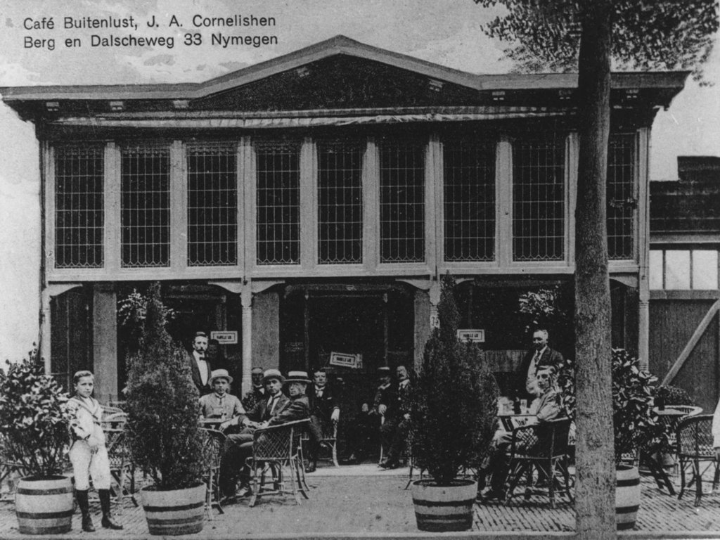 Café "Buitenlust" aan de Berg en Dalseweg in 1922. Het oude Nijmeegse café, gevestigd onderaan de Berg en Dalseweg is tegenwoordig bekend als café Trianon.