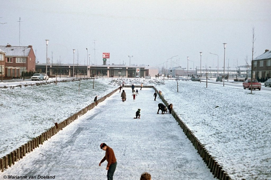 Een mooie winterse opname van een besneeuwde O.C. Huismanstraat in Neerbosch Ooost in 1968