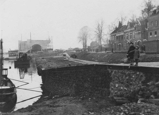 De Waalkade gezien in de richting van de Voerweg in 1933. Op de achtergrond de in aanbouw zijnde Waalbrug.