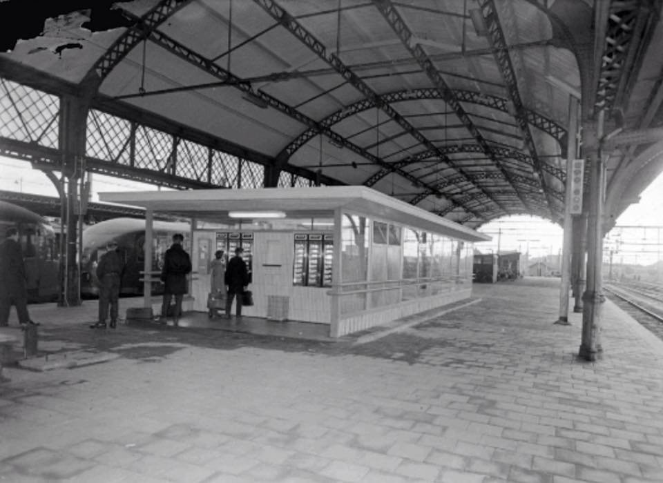 Een wachtkamer, annex automatiek op het 2e perron zuid van station Nijmegen in 1962