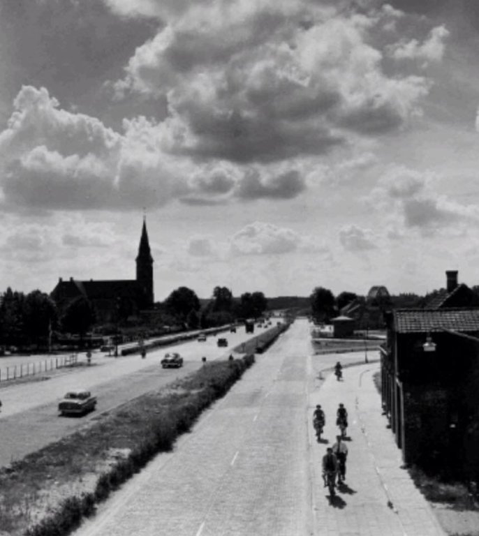 De Prins Mauritssingel in 1953 [voorheen Rijksstraatweg] en Griftdijk Zuid met de R.K.kerk. Op achtergrond de boog van de Waalbrug.