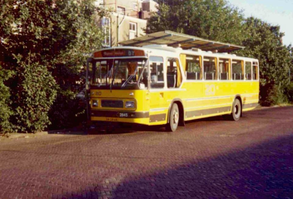 De gele bus van de Zuid-Ooster stond droog onder deze bushalte aan de Genestetlaan in 1978