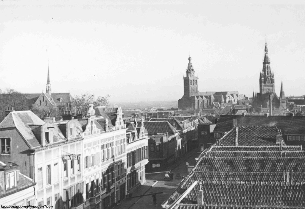 Panorama vanuit het Kolpinghuis omstreeks 1920 in de richting van de Regulierstraat. Op de achtergrond de St. Stevenskerk (links) en de Augustinuskerk (rechts).