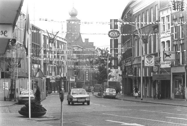 De Burchtstraat omstreeks 1980. Deze foto is waarschijnlijk genomen rond de Vierdaagse gezien de vlaggetjes die boven de weg hangen. Duidelijk herkenbaar is het uithangbord van C&A.