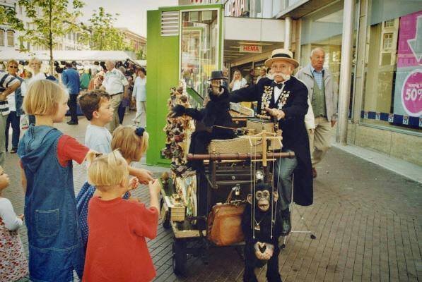 De bekende Nijmeegse orgelman Henk Orth met zijn draaiorgel 'Dwergje' voor de vestiging van de HEMA op de Grote Markt in 2001. Met zijn imposante snor was hij een markante verschijning