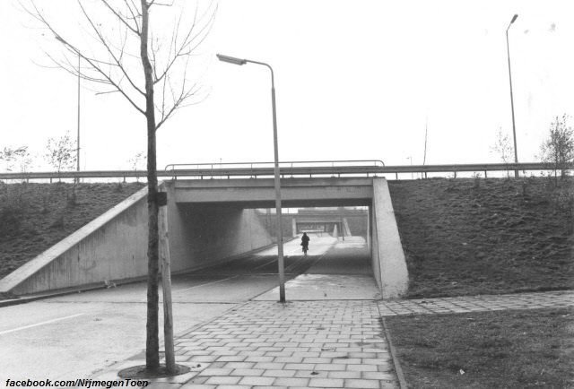 Het fiets- en voetgangersviaduct bij de Wijchenseweg in 1978. De fiets- en voetgangersviaducten verbonden de stadsdelen Dukenburg (Zwanenveld) en Lindenholt (De Voorstenkamp) met elkaar. Het maakte een veilige doorgang mogelijk voor fietsers en voertgangers onder de drukke Wijchenseweg door. De tunneltjes gaven veel mensen op den duur een onveilig gevoel, met name in de avonduren en 's-nachts.