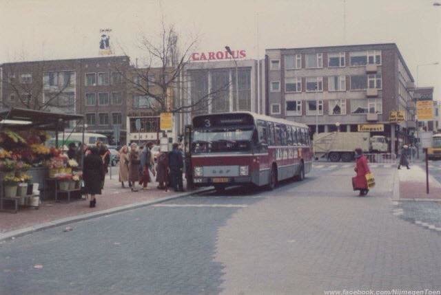 Plein 1944 in 1984. Lijn 3 naar Brakkenstein staat klaar om te vertrekken met mensen die na een dagje winkelen vanaf busstation op Plein 1944 weer naar huis gaan.