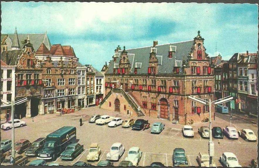 We kijken vanaf het dak van de HEMA op de Grote Markt met het prachtige Waaggebouw. In die tijd (1960) was het nog mogelijk om de auto te parkeren.