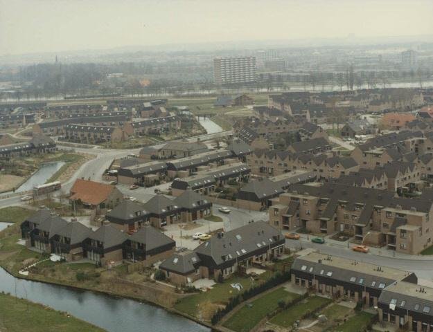 De wijk de Gildekamp in 1985 met links de Nieuwstadweg. Daarnaast de wijk de Wellenkamp en op de achtergrond een flat in Neerbosch Oost