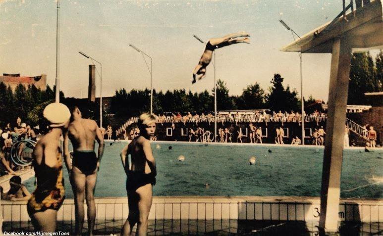 Zomerse waterpret van de Nijmeegse jeugd in 1952 in het Goffertbad