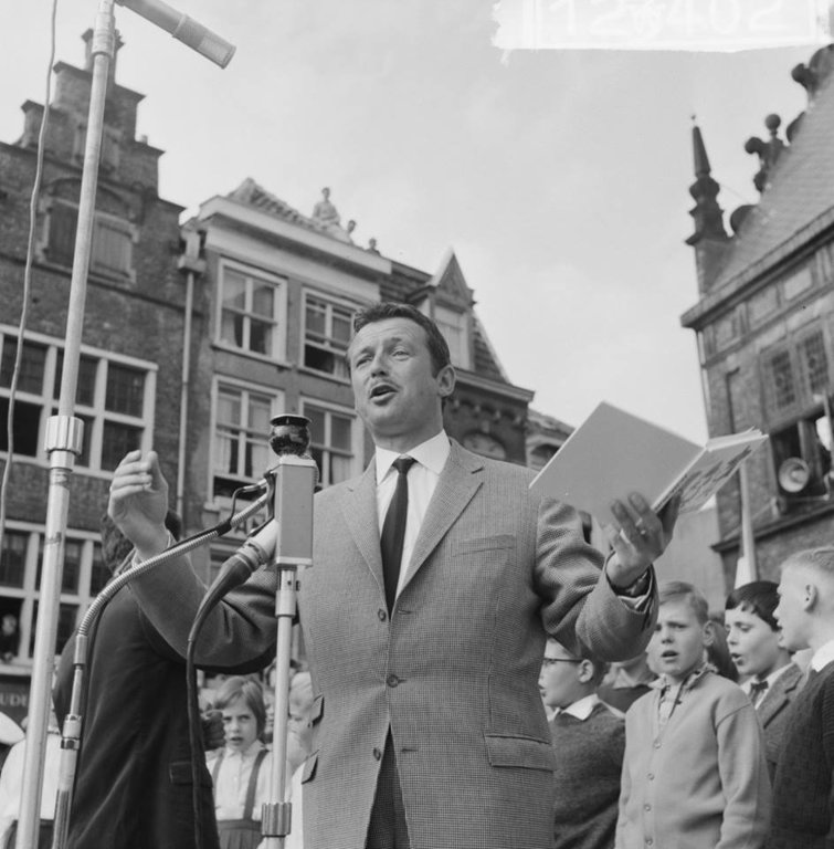 In april 1968 was er een optreden van Toon Hermans en de politieharmonie op de Grote Markt t.b.v. de St. Maartenskliniek.