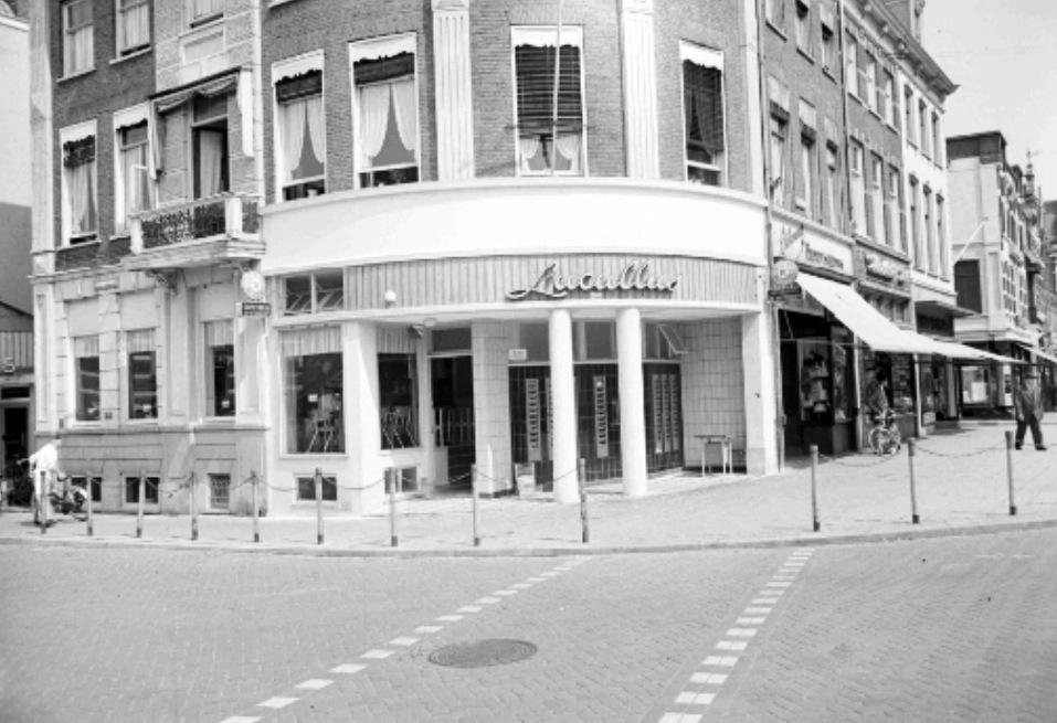 Cafétaria Lucullus op de hoek van de Molenstraat en de Betouwstraat in de jaren 50.