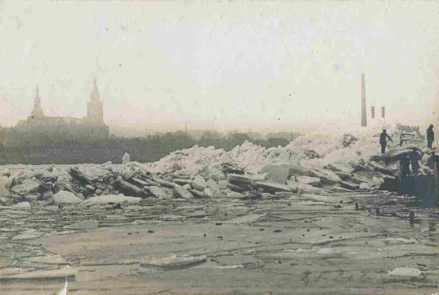 Deze prachtige foto uit 1917 laat een bevroren rivier zien met zicht op de oude stad. De winter van 1917 was extreem koud, met bijna de laagste gemiddelde temperatuur uit de geschiedenis. De koudegolf had extreme gevolgen voor het leven in Nederland. Zo is de Hofvijver in Den Haag bevroren, ligt er ijs op het strand van Scheveningen en wordt Volendam bedreigd door kruiend ijs. De strenge vorst maakt ook een derde Elfstedentocht mogelijk.