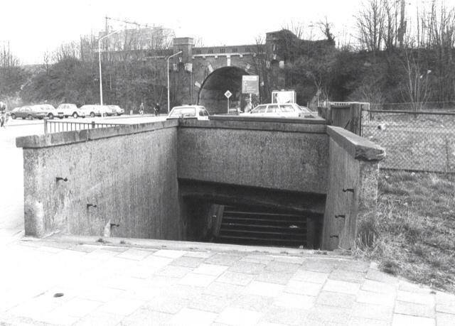 Het voormalige voetgangerstunneltje onder het fabrieksspoor in het Waterkwartier bij de Voorstadslaan in 1988. Op de achtergrond de Hezelpoort.