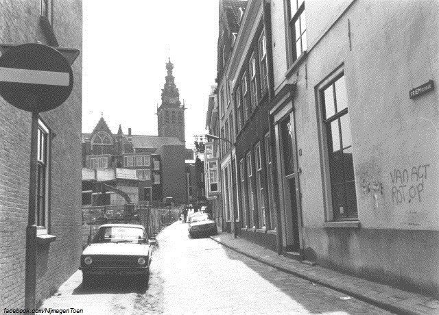De Priemtraat vanaf de Lage Markt gezien in de richting van de Smidstraat omstreeks 1980