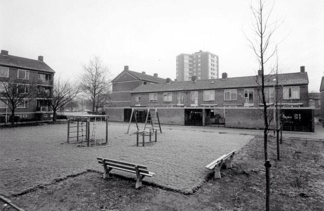 Een speeltuin in de Hatertse Hei met links een flat aan de Krekelstraat in 1985.