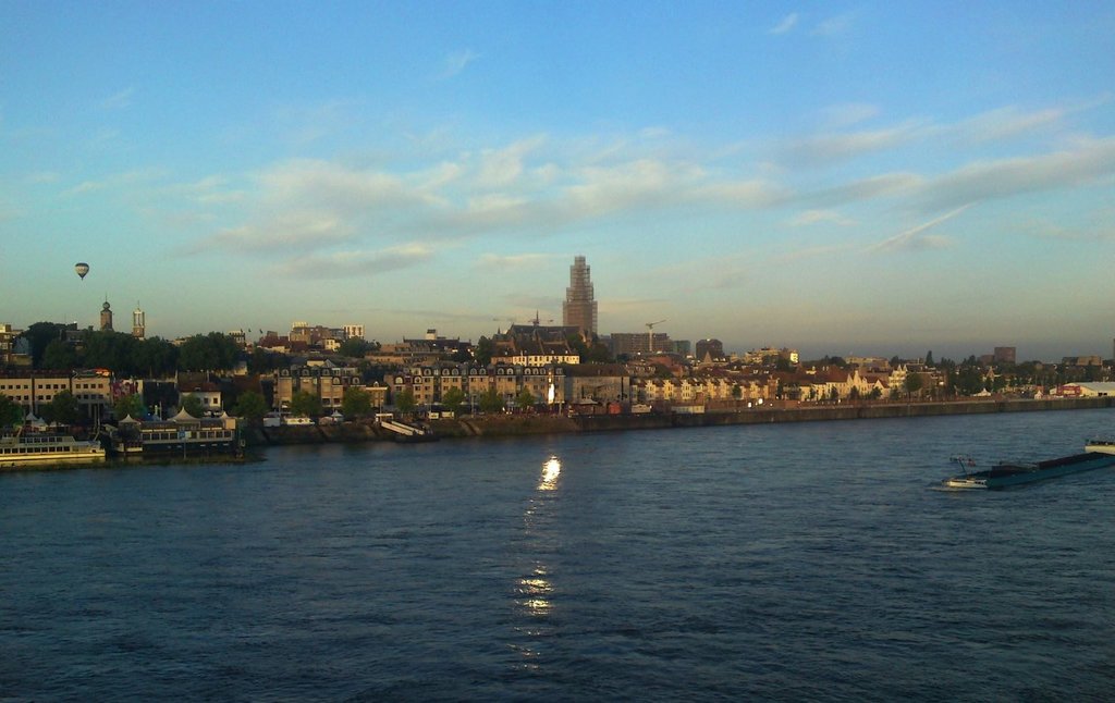 De Waal met de skyline van Nijmegen in 2014