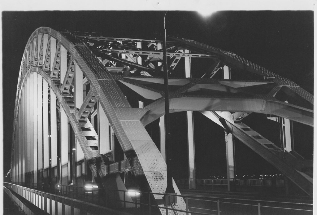 De Waalbrug in de nacht in 1986