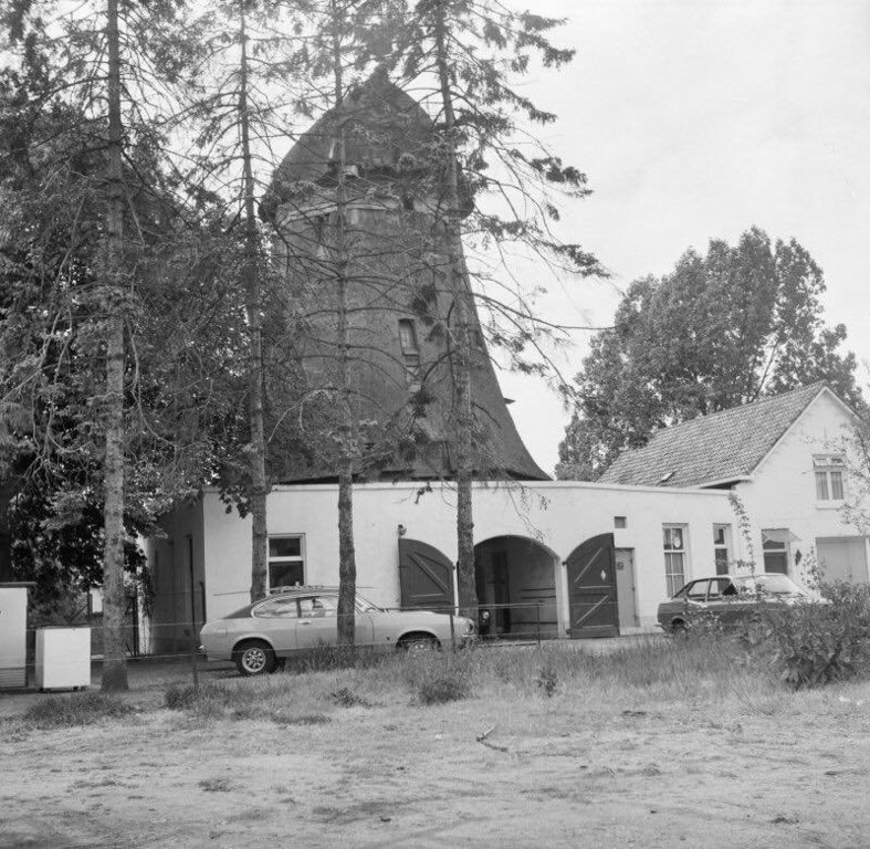 De Sint Anna molen aan de hatertseweg in Nijmegen voor de restauratie in 1976. De molen dateert van 1819 en was gebouwd als poldermolen (genaamd Oudendijkse Molen) in de buurt van Alphen aan de Maas, maar al vrij spoedig werd de molen verplaatst naar St. Anna, waar hij op een belt geplaatst onder de naam "St. Anna" functioneerde als korenmolen en oliemolen met dubbele slagerij.