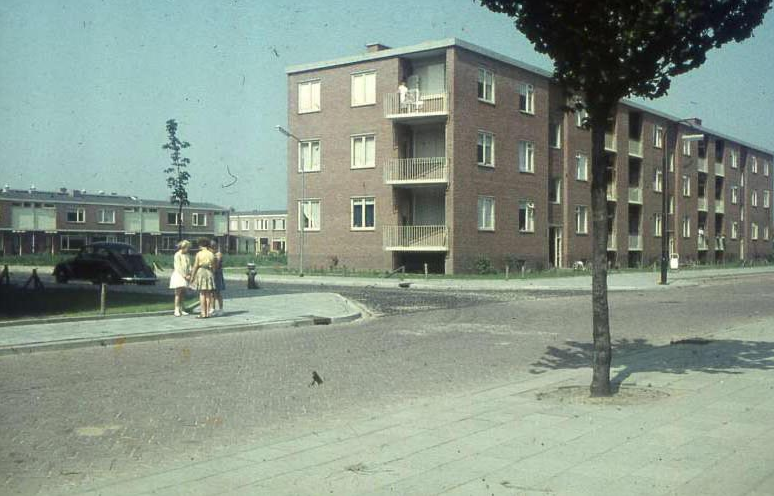 De Uranusstraat (voorgrond) en de Saturnusstraat (links) in Nijmegen in de jaren 60.
