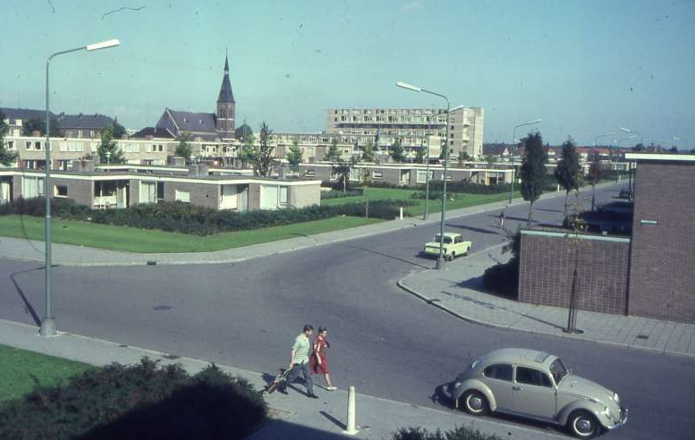 De O.C. Duvensteinstraat in Nijmegen in de jaren 60. De lage huisjes tussen Duvenstein- en Geeresteinstraat zijn eind jaren ’90 afgebroken. Nu staan er drie appartementencomplexen.
