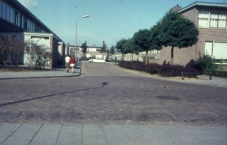 De Uilenborgstraat in Nijmegen gezien vanuit de Kleverburgstraat in de jaren 60