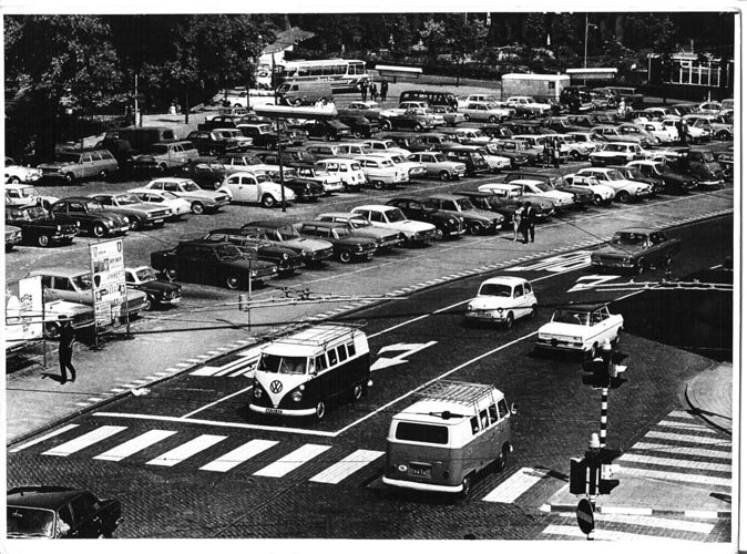 Het Kelfkensbos uit eind jaren ’60 van de vorige eeuw. Het gehele plein dient nog als parkeerplaats. Boven de weg hangen de kabels van de trolleybussen, die hier vanuit de Hertogstraat (rechtsonder) naar de Burchtstraat draaiden.