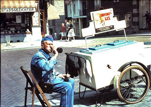 Nijmegen. Een ijsverkoper op de Grote Markt in de jaren '60