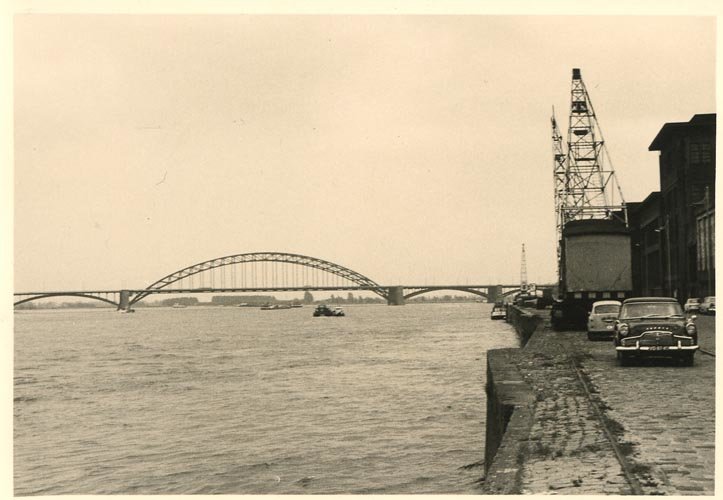 Nijmegen. De Waalkade in de jaren '60 met rechts de electriciteitscentrale
