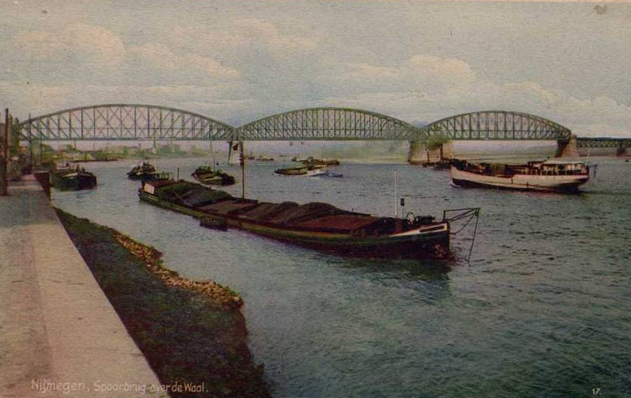 De Waalkade in Nijmegen omstreeks 1949 net 'boven'' de spoorbrug