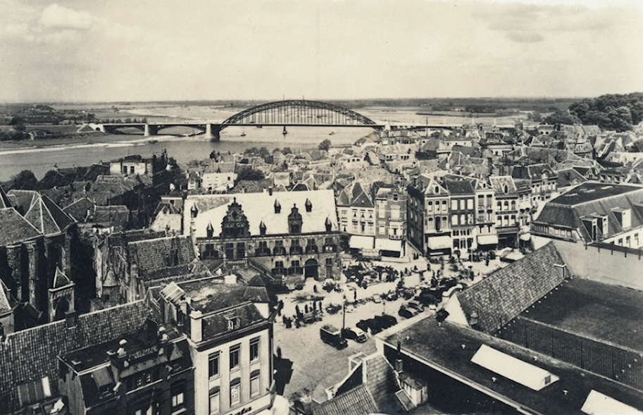 Panorama van Nijmegen omstreeks 1958 met de Grote Markt en de Waag met in de verte de Waal en de Waalbrug
