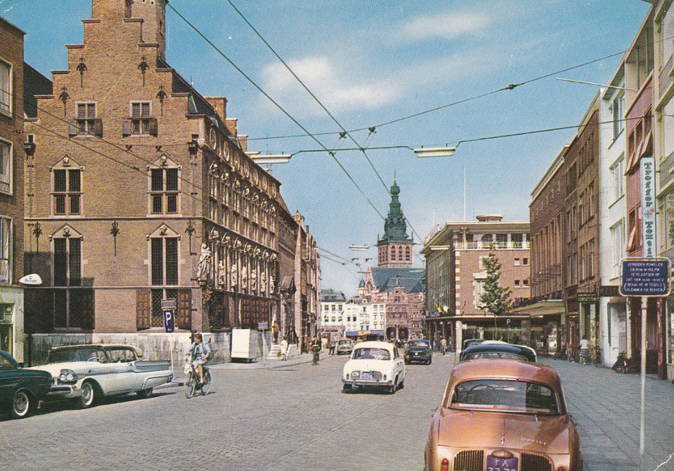 De Burchtstraat in Nijmegen omstreeks 1962 bij het stadhuis