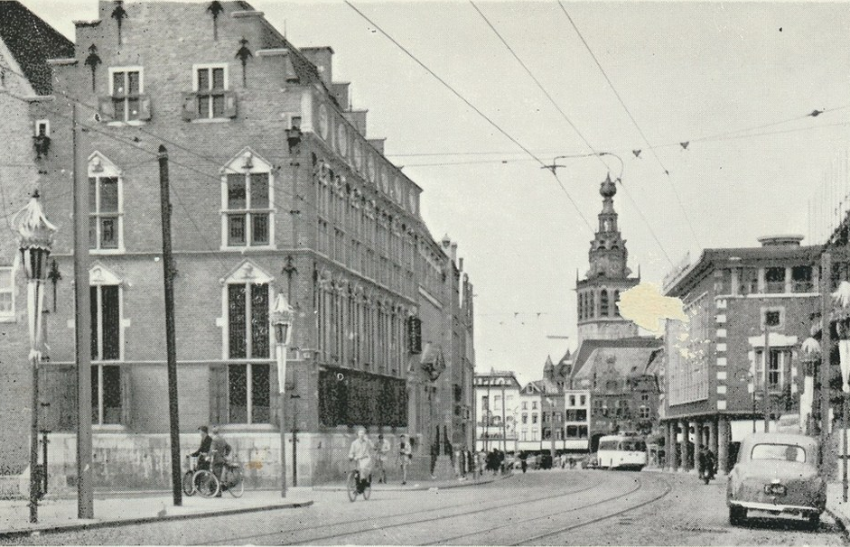 De Burchtstraat in Nijmegen omstreeks 1958 bi het stadhuis