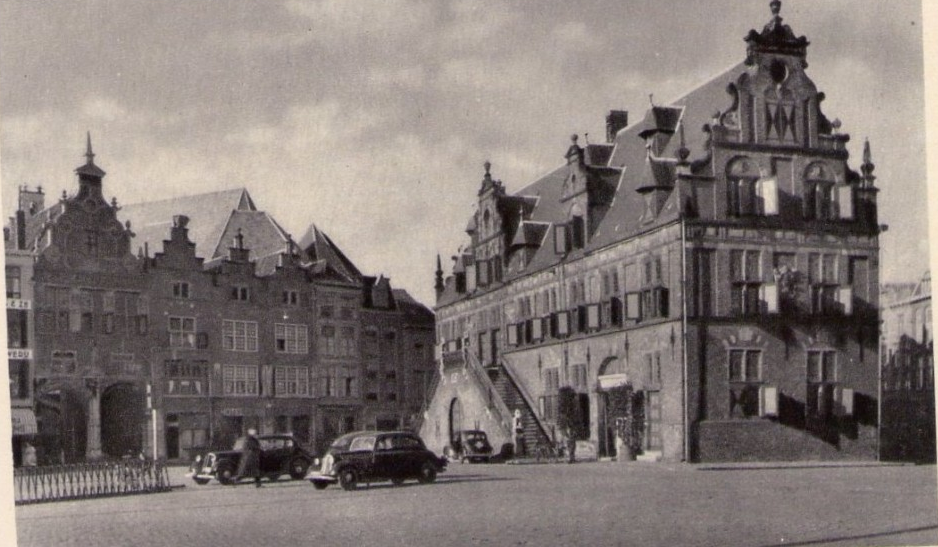 De Grote Markt in Nijmegen omstreeks 1948 bij de Waag