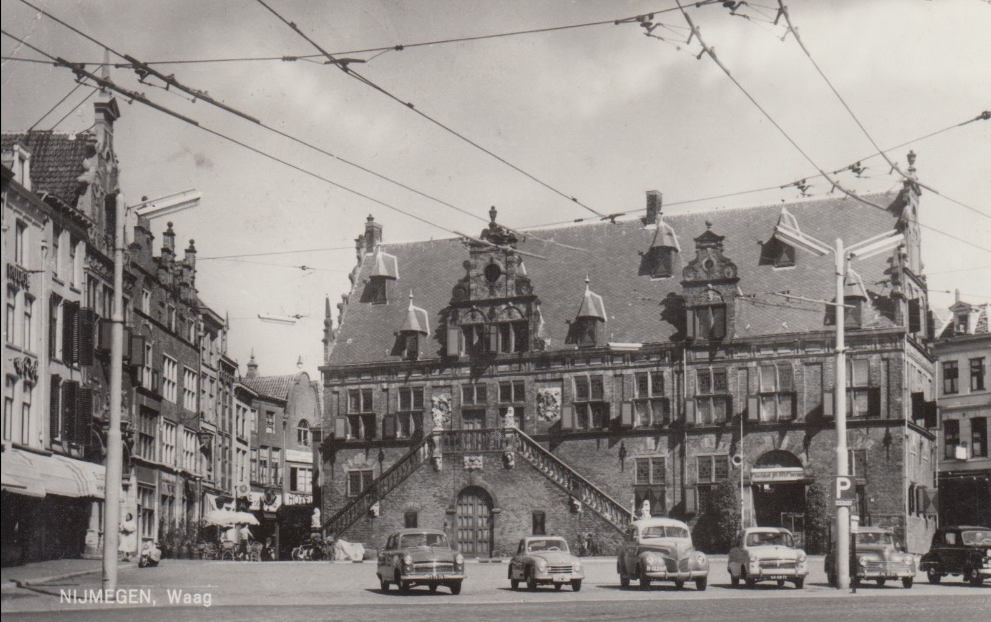 De Grote Markt in Nijmegen omstreeks 1959 bij de Waag