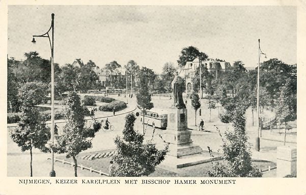 Het Keizer Karelplein omstreeks 1957 met het monument voor Bisschop Hamer
