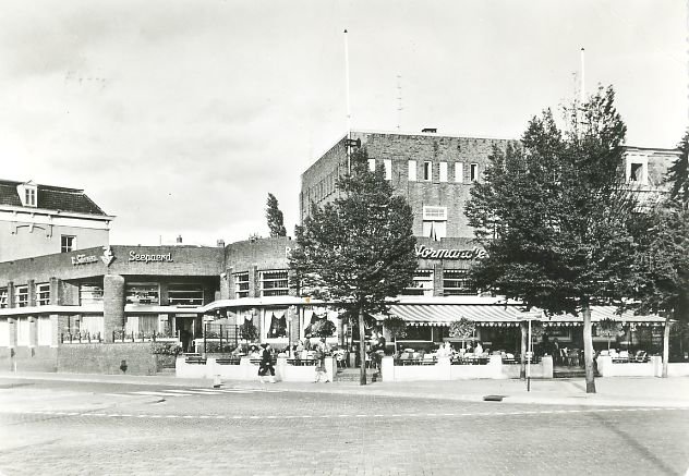 Het Keizer Karelplein omstreeks 1949 bij de hoek met de Bisschop Hamerstaar