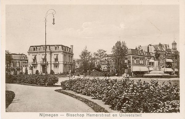 Het Keizer Karelplein omstreeks 1930 met Cafe Restaurant Germania op de hoek met de Bisschop Hamerstraat