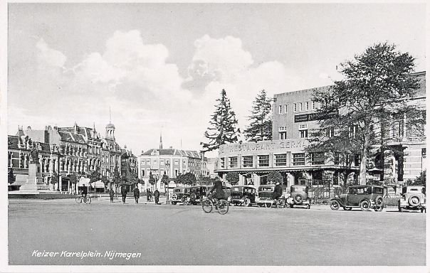 Het Keizer Karelplein omstreeks 1933 met Cafe Restaurant Germania op de hoek met de Bisschop Hamerstraat
