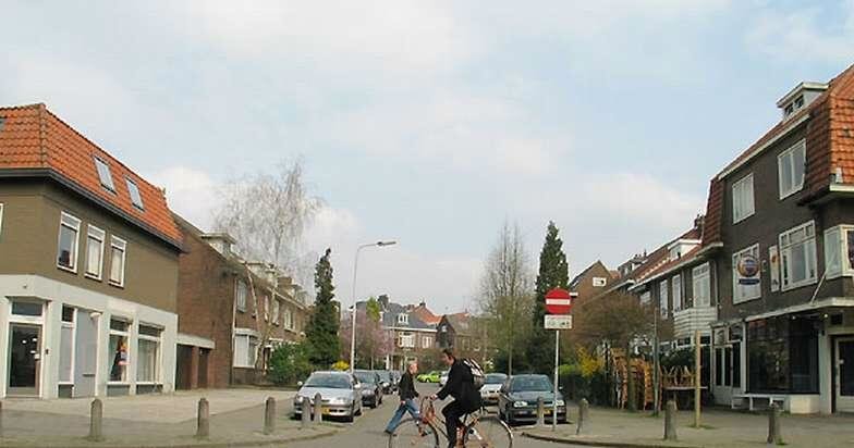 Straat in Nijmegen Oost genoemd naar de schilder: Meindert Lubbertszoon Hobbema (Amsterdam 31 oktober 1638 [doop] – Amsterdam 7 december 1709), landschapschilder"Meindert Hobbema (1638-1709), Nederlands schilder, leerling van Ruysdael." (Hendriks 1987)
