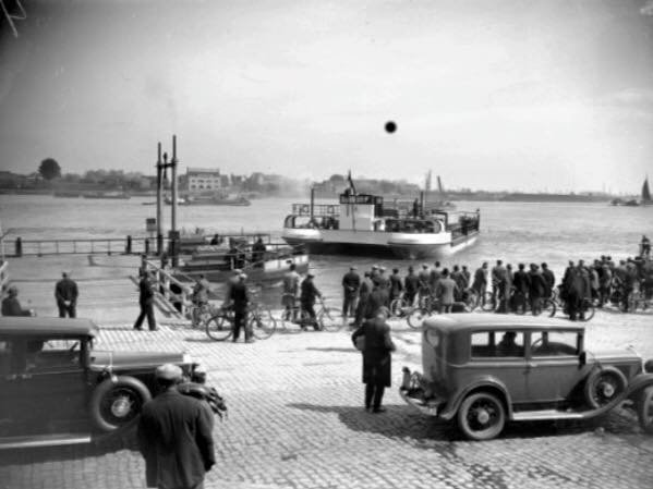 Nijmegen - De Waalkade met de veerpont in 1931