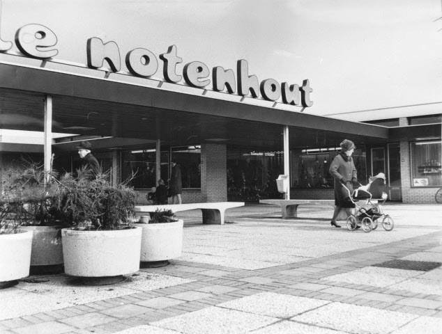Nijmegen - De Symfoniestraat in 1977 met winkelcentrum ''De Notenhout''