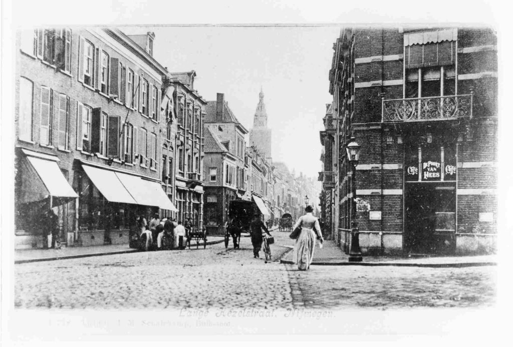 Nijmegen - De Lange Hezelstraat met café 'De Poort van Hees' omstreeks 1902